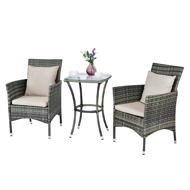 Lässiger Couchtisch und Stühle aus Rattan für den Außenbereich, 3-teiliges Set